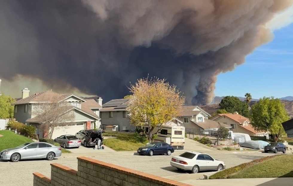 Un nou incendiu de vegetaţie a izbucnit la nord de Los Angeles, obligând la noi evacuări