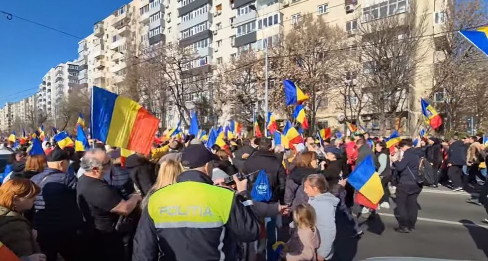 Tensiuni în Piaţa Victoriei. Obiecte de metal şi o petardă aruncate de protestari spre jandarmi