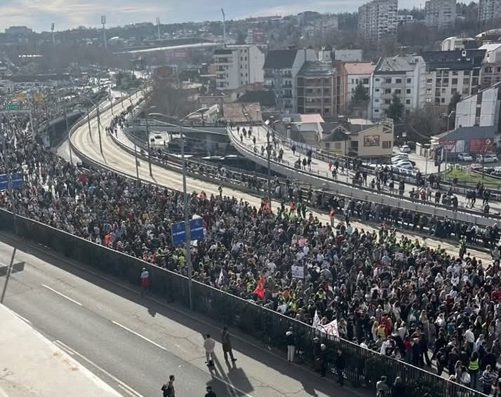 Val de proteste împotriva guvernelor pro-ruse. În Serbia, primul cap a căzut: premierul Vucevic şi-a anunţat demisia 