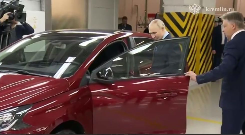 VIDEO. Putin, interviu din maşină: Orice acord de pace trebuie să respecte Constituţia Ucrainei