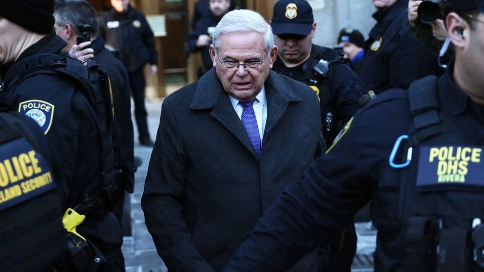 Fostul senator american Bob Menendez, condamnat la 11 ani de închisoare pentru corupţie