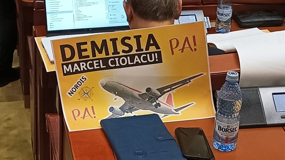 Protest în plenul Parlamentului, la dezbaterea bugetului de stat pe 2025. Opoziţia a cerut demisia premierului Marcel Ciolacu: ”Ai zburat cu Nordis, zboară din funcţie!”