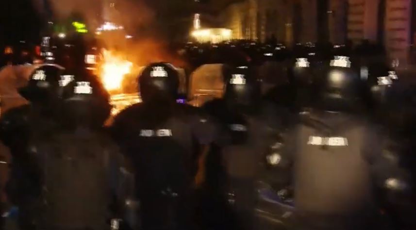 Violenţe în faţa BEC: Susţinătorii lui Călin Georgescu au incendiat obiecte, un jandarm a fost lovit cu un obiect. Protestatarii au răsturnat maşina unei televiziuni