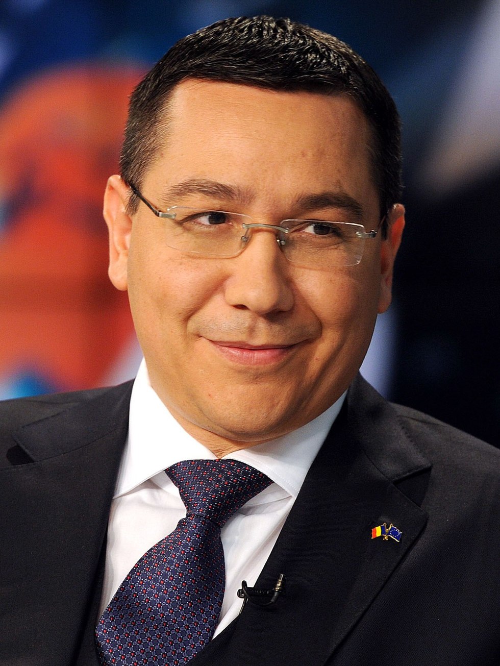 Victor Ponta îşi oficializează astăzi candidatura la prezidenţiale / Fostul premier a strâns 200.000 de semnături şi nu exclude sprijinul lui Călin Georgescu