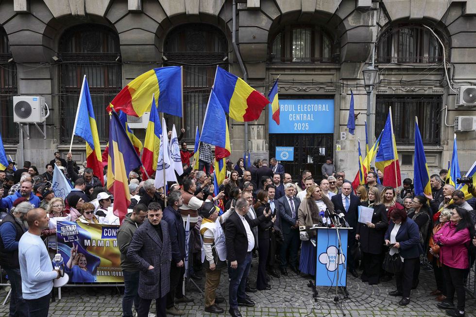 Candidatura Dianei Şoşoacă, respinsă de Biroul Electoral Central / Candidatura lui George Simion, validată