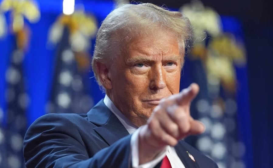 Trump ”studiază îndeaproape” o acţiune în justiţie împotriva The New York Times, pe care-l acuză de ”amestec, inclusiv în alegeri”. El acuză presa că este ”bolnavă”
