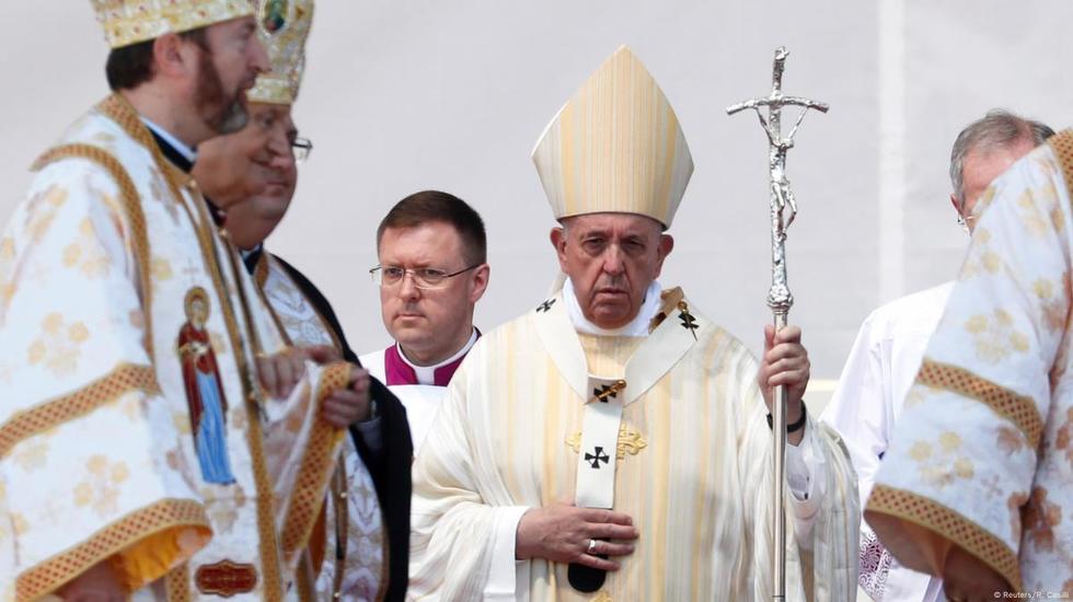 Croitorul papal pregăteşte trei veşminte identice pentru un Papă încă necunoscut
