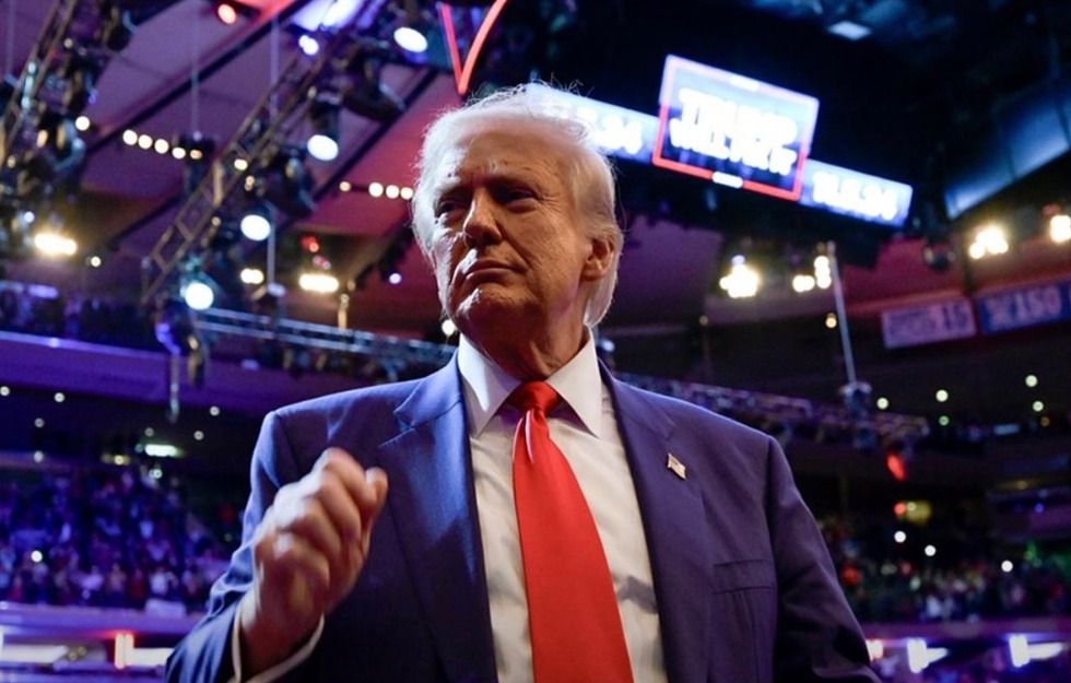 FOTO. Trump face public un portret al său îmbrăcat ca Papa
