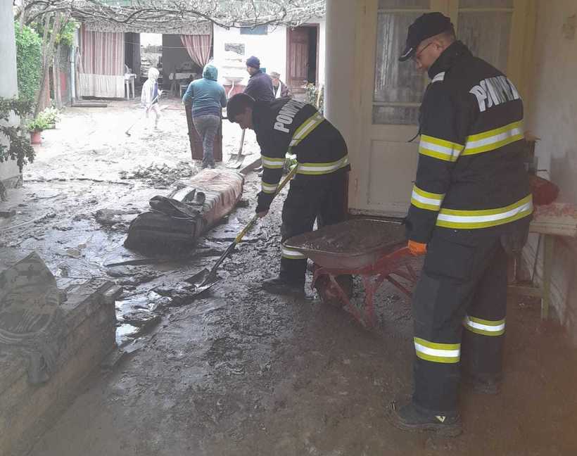 Cod galben de inundaţii pe râuri din 24 de judeţe, până miercuri la prânz