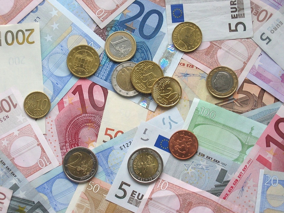 Moneda naţională continuă să se deprecieze, cursul ajunge la 5,0991 lei/euro