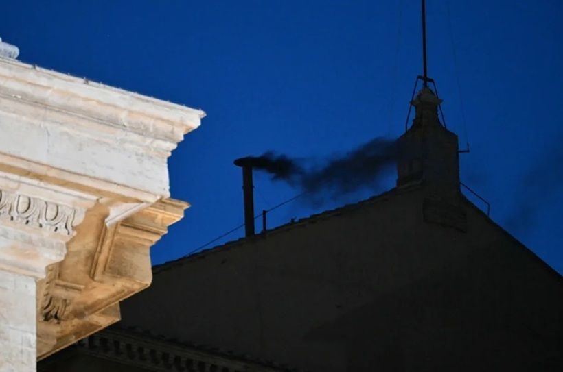 Fum negru deasupra Capelei Sixtine de la Vatican, după primul vot în conclav. Ce urmează