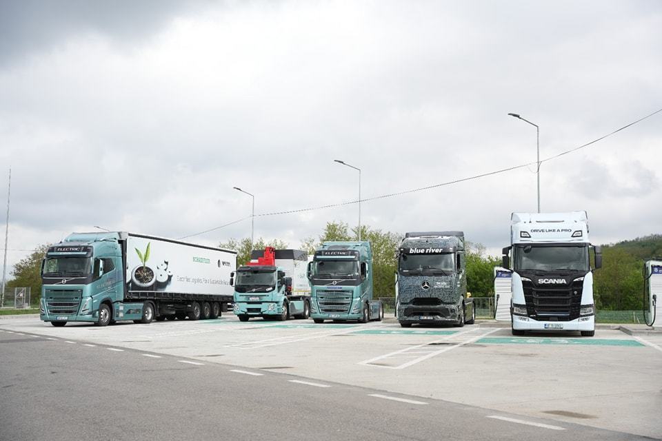 România are primul hub de mare putere pentru încărcarea maşinilor electrice: Mai performant ca în Germania!
