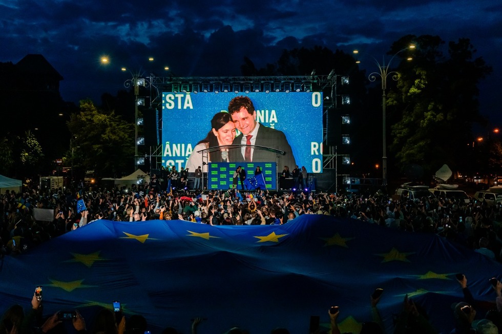 Mii de oameni, la mitingul „România în lumină”, din Piaţa Victoriei, organizat de Nicuşor Dan / Candidatul la prezidenţiale, în mulţime