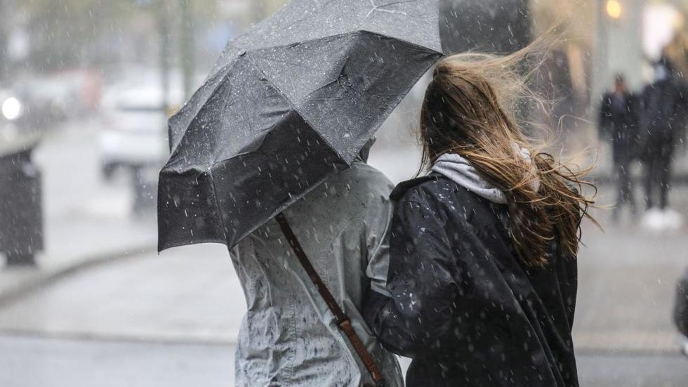 Vânt puternic, ploi şi o nouă răcire a vremii, până sâmbătă, în cea mai mare parte a ţării