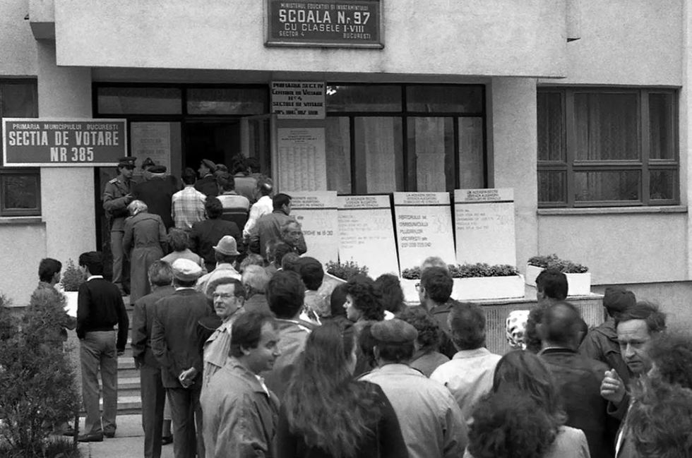 35 de ani de la ”Duminica orbului”. Cum au votat românii la primele alegeri libere din România postcomunistă