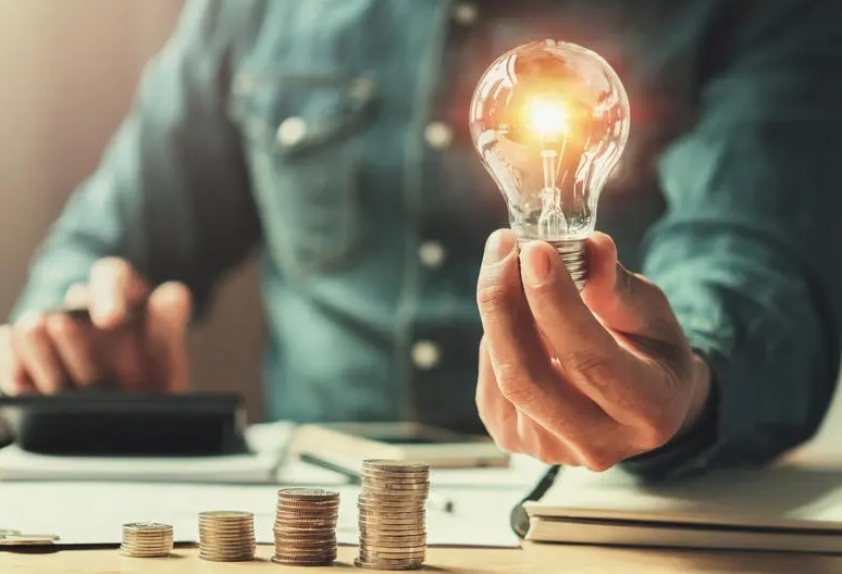 Creşteri semnificative ale preţurilor la energie electrică şi gaze după eliminarea plafonării: Consecinţe economice imediate