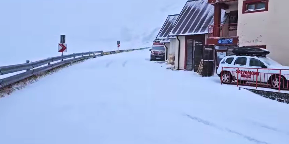 VIDEO. Viscol şi zăpadă pe Transalpina. Redeschiderea spectaculoasei şosele, amânată din cauza vremii
