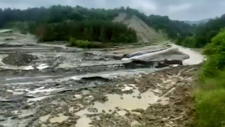 VIDEO. Dezastrul provocat de inundaţii la Salina Praid, filmat din dronă. „Este o chestiune de timp până se va prăbuşi complet”