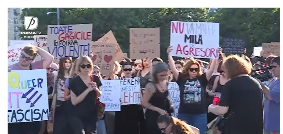 VIDEO. Protest la Guvern după crima din Cosmopolis: "Ieşim în stradă pentru cele care nu mai sunt. Luptăm până când toate femeile sunt în siguranţă"