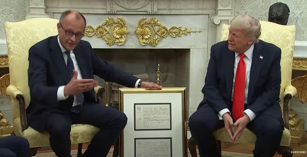 VIDEO. Trump îl atacă în Biroul Oval pe cancelarul german, asimilându-l naziştilor