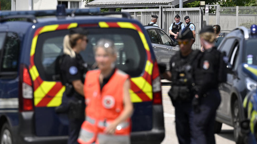 Un adolescent francez de 15 ani a înjunghiat o supraveghetoare care îi verifica ghiozdanul la intrarea în şcoală