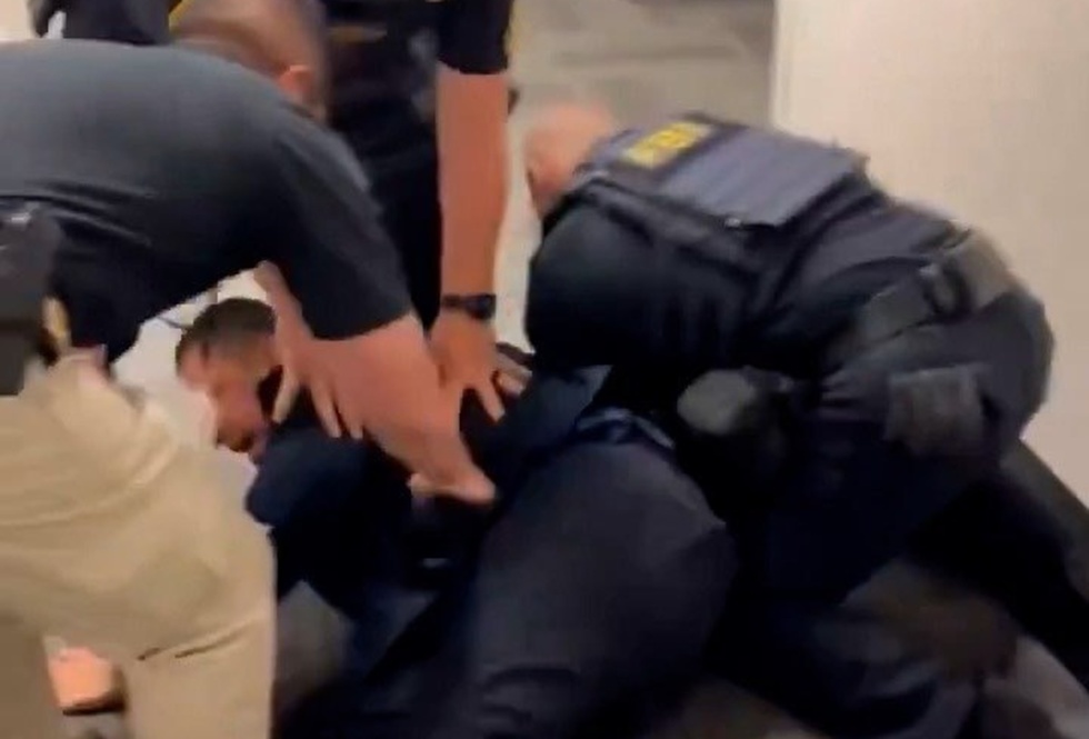 VIDEO. Scandal în SUA. Senator american a fost dat afară, pus la podea şi încătuşat 