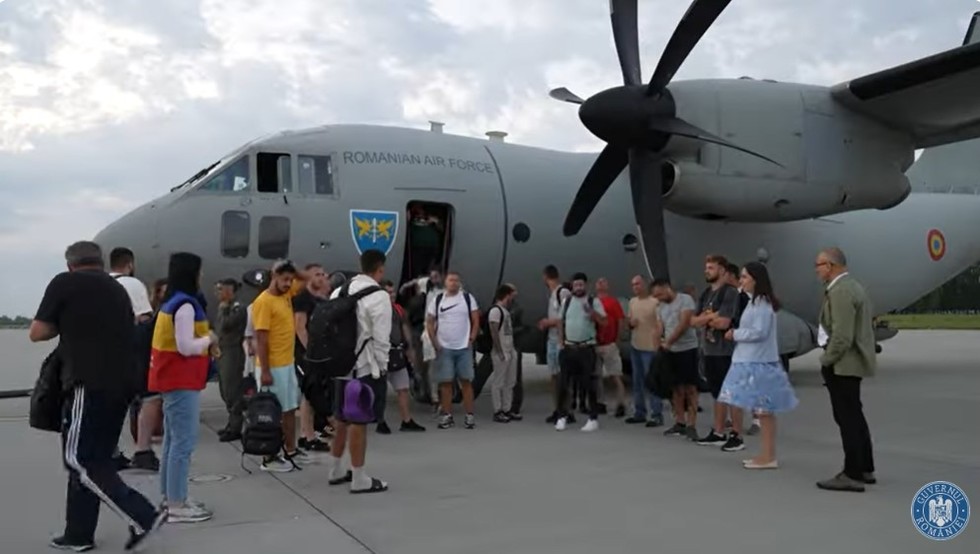 VIDEO. Peste 150 de români, evacuaţi din zona de conflict armat din Orientul Apropiat
