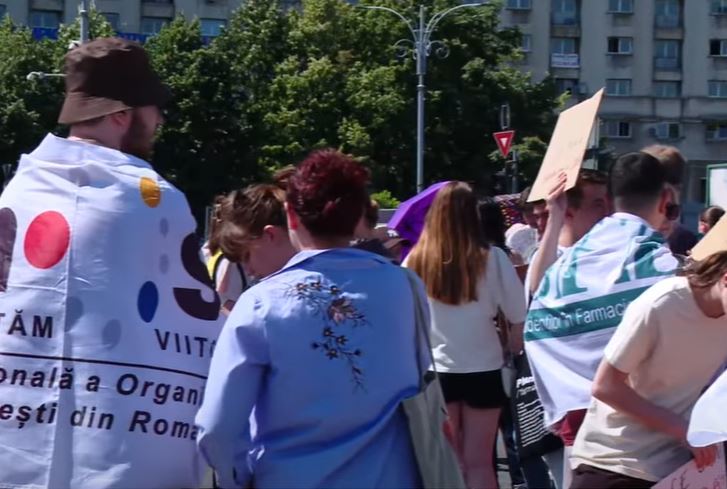 Protest al studenţilor în Piaţa Victoriei faţă de reducerea burselor