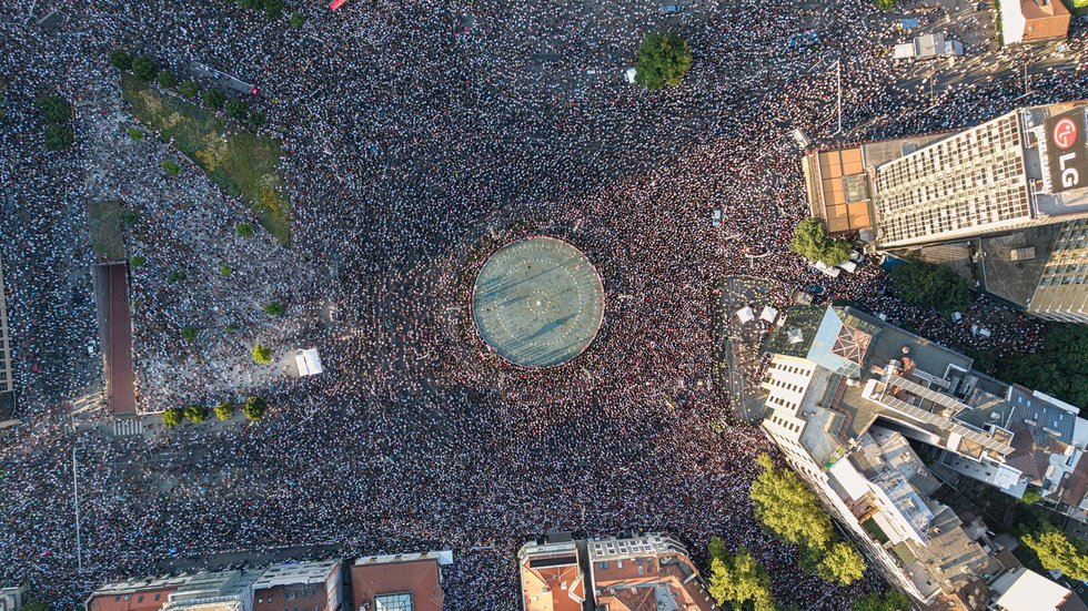 Belgradul, scena unor proteste fără precedent. Peste 140.000 de oameni au ieşit în stradă