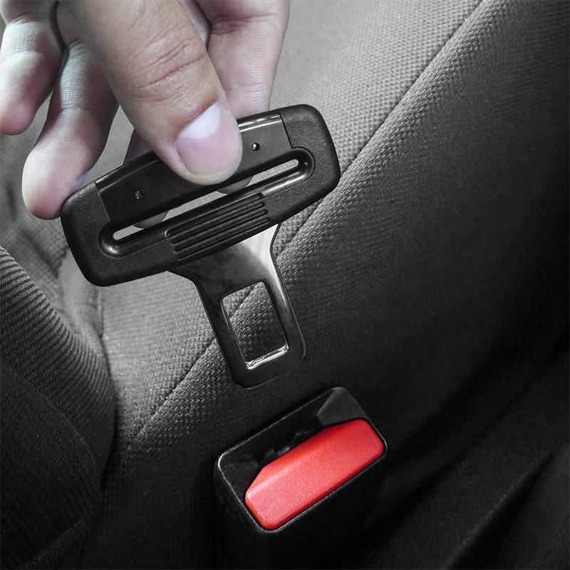 VIDEO. Utilizarea „blocatoarelor” pentru centuri de siguranţă, tot mai frecventă în maşinile din trafic