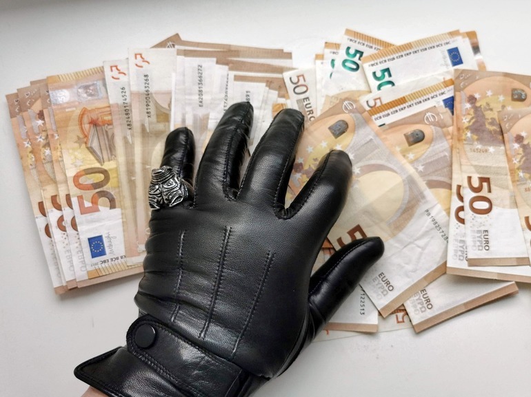 Frankfurter Allgeimeine Zeitung: România a lăsat demult în urmă Grecia. Tot ce a fost furat şi deturnat e demn de un roman poliţist!