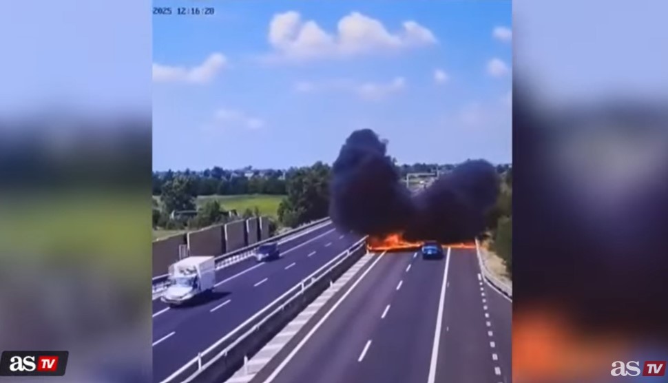VIDEO. Un avion s-a prăbuşit în mijlocul unei autostrăzi, printre maşinile care circulau, în Brescia