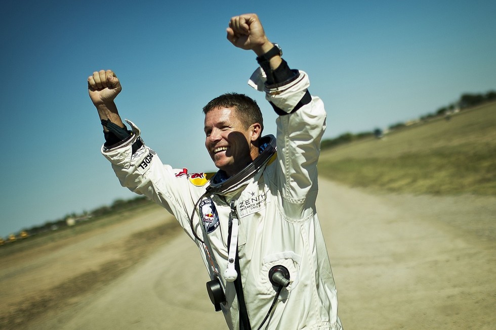 Fanii îşi iau rămas bun de la Felix Baumgartner. Pe sicriu, o cască neagră, alături de o paraşută