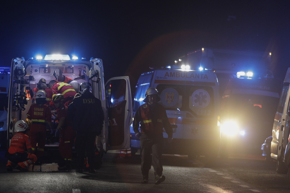 Incendiu urmat de explozii la fabrica de arme din Cugir. Pompierii au intervenit cu roboţi / A fost emis mesaj RO-Alert