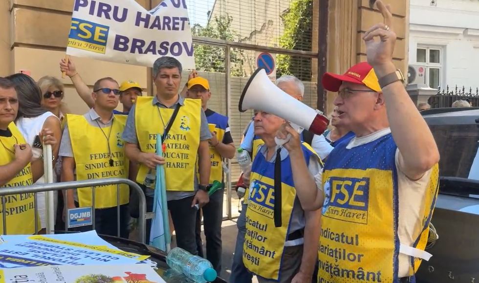 VIDEO. Sindicatele din învăţământ protestează pentru a patra zi faţă de Legea Bolojan, la sediul MinisteruluI Educaţiei şi Cercetării 