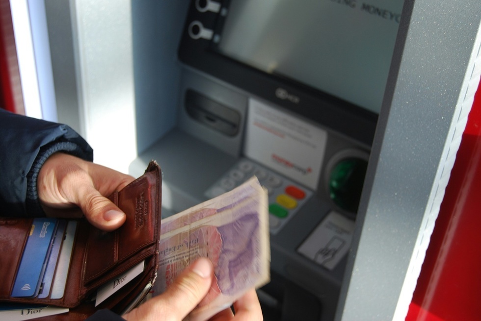 Băncile din Grecia ar putea utiliza ATM-uri comune pentru a reduce costurile
