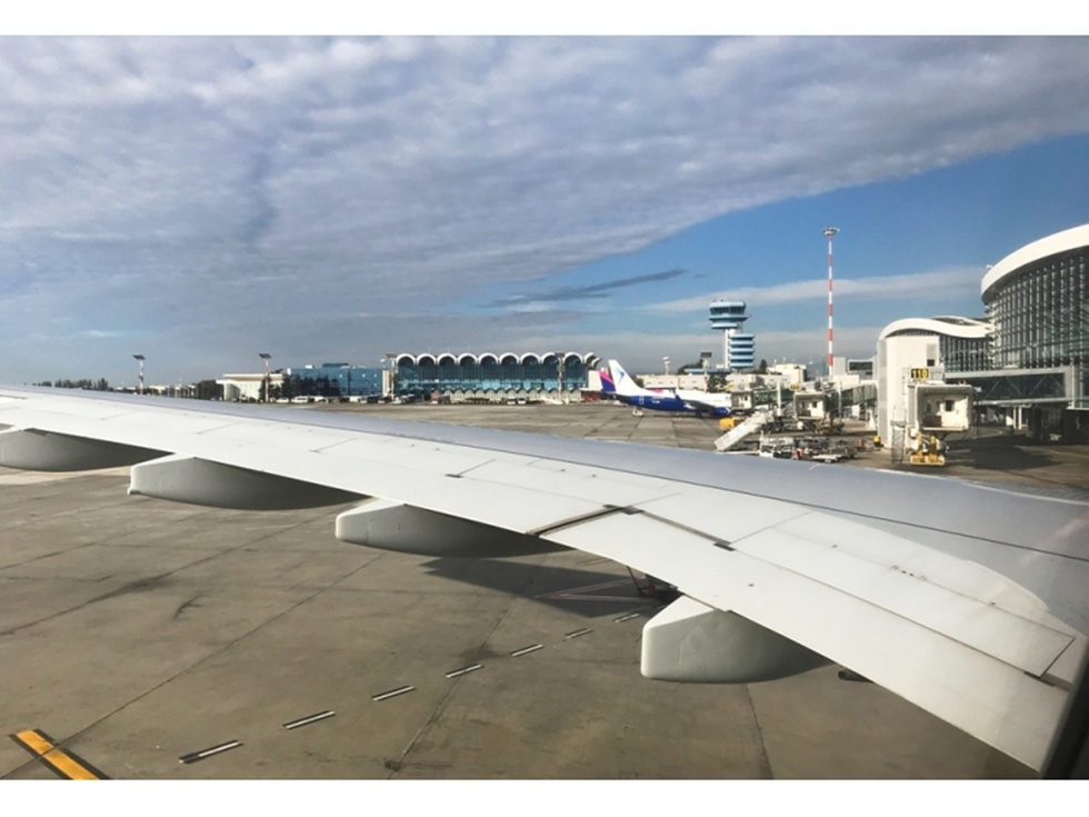Finalul restricţiilor privind lichidele pe aeroporturile din UE şi al taxelor pentru bagaje suplimentare? Nu chiar atât de repede