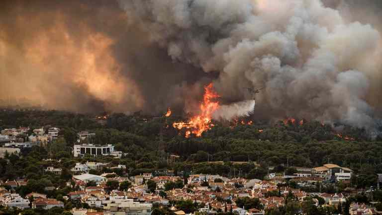 Grecia, paralizată de incendii de vegetaţie. Alertă ridicată într-o treime din ţară