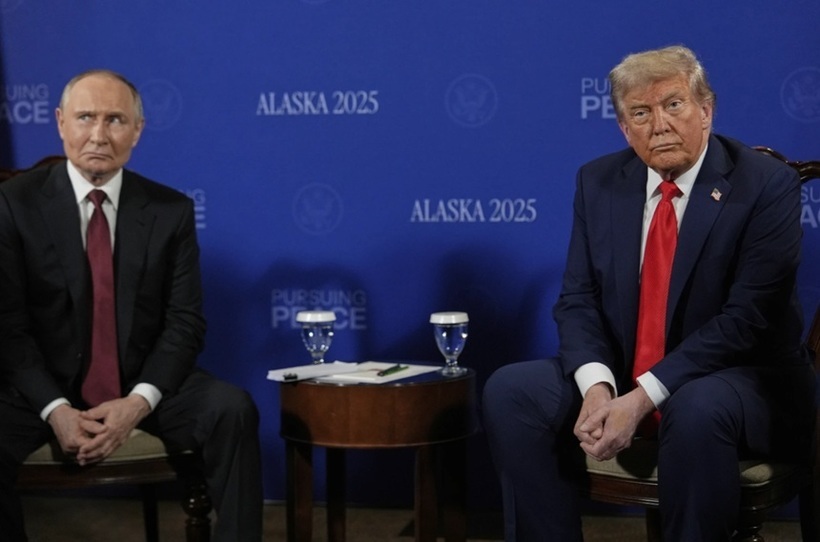 A început discuţia dintre Trump şi Putin în vederea unui acord care ar putea opri Războiul din Ucraina. Cei doi nu au răspuns întrebărilor presei
