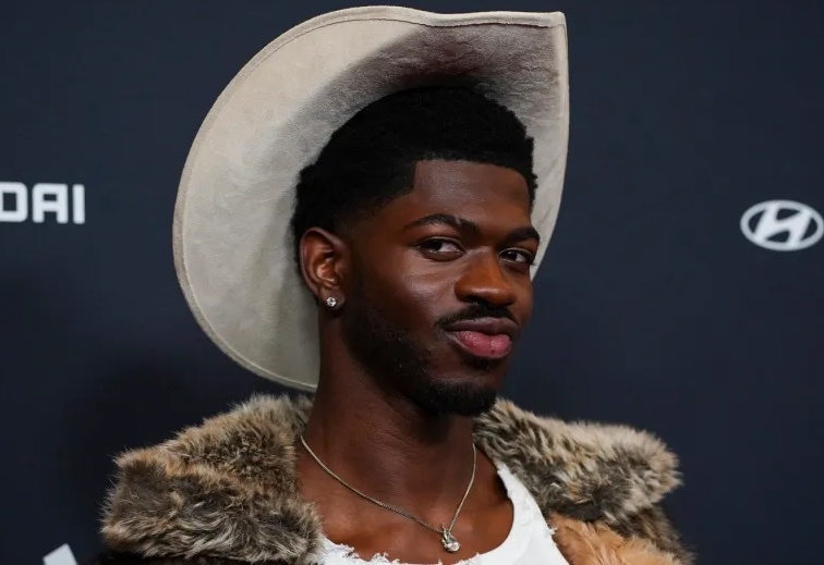 Rapperul Lil Nas X, reţinut la Los Angeles după ce a fost surprins pe stradă în slip şi cizme de cowboy