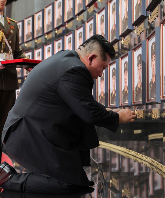 Kim Jong Un a decorat militari reveniţi din Ucraina şi a omagiat soldaţii nord-coreeni căzuţi în luptă pentru Rusia