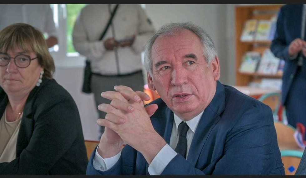 Guvernul francez riscă să cadă în septembrie. Ce opţiuni are preşedintele Macron