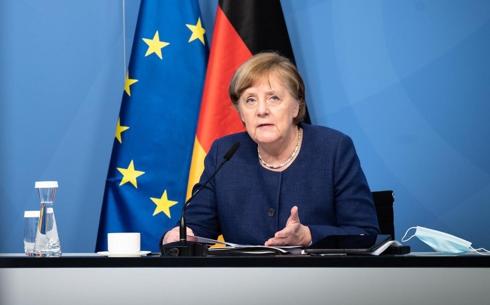 Deficite ascunse, întâlniri discrete în bucătării de hotel şi certuri interminabile. Din culisele salvării Greciei de la faliment, povestite de Angela Merkel