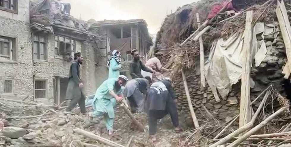 VIDEO. Cel puţin 800 de morţi şi 2.700 de răniţi în Afganistan, după un cutremur de magnitudine 6