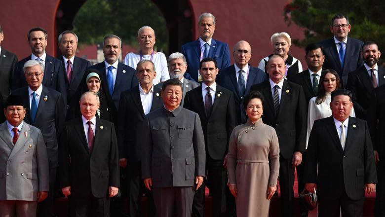 Foştii premieri Adrian Năstase şi Viorica Dăncilă, la parada militară organizată la Beijing/ Ei apar în fotografii alături de Xi, Putin şi Kim Jong Un / Reacţia ministrului de Externe