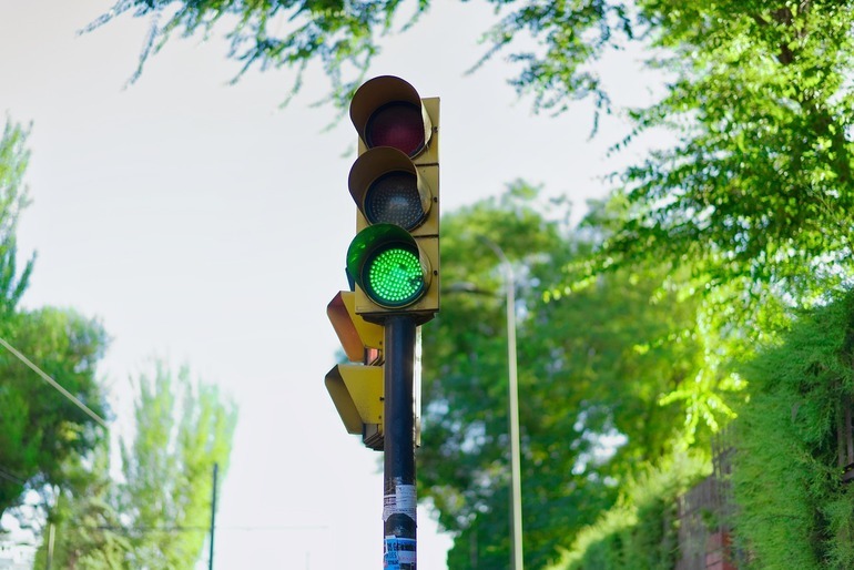 Ţara din Europa unde şoferii îşi pot da singuri verde la semafoare de pe o aplicaţie mobilă
