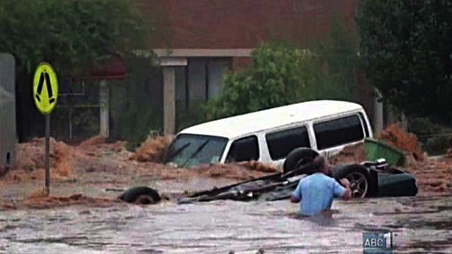 Inundaţii masive în Bulgaria. Ploile au transformat un sat de vacanţă într-un râu de noroi