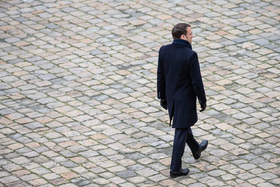 Franţa se află în mijlocul unei furtuni politice fără precedent. Ce opţiuni are Macron şi cum afectează România