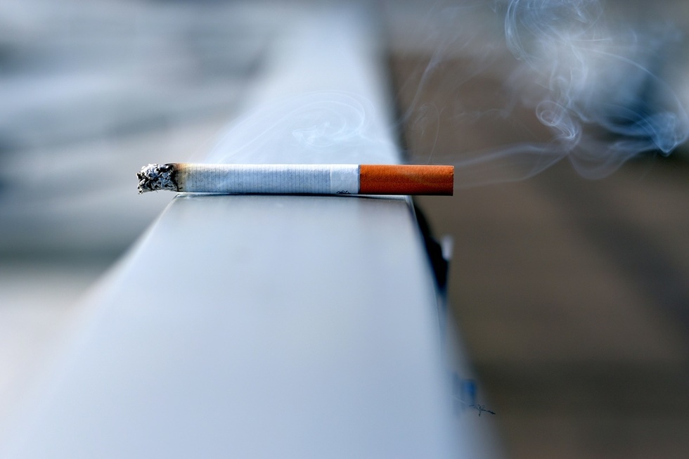 Lovitură pentru fumători. UE analizează interzicerea ţigărilor cu filtru şi a ţigărilor electronice