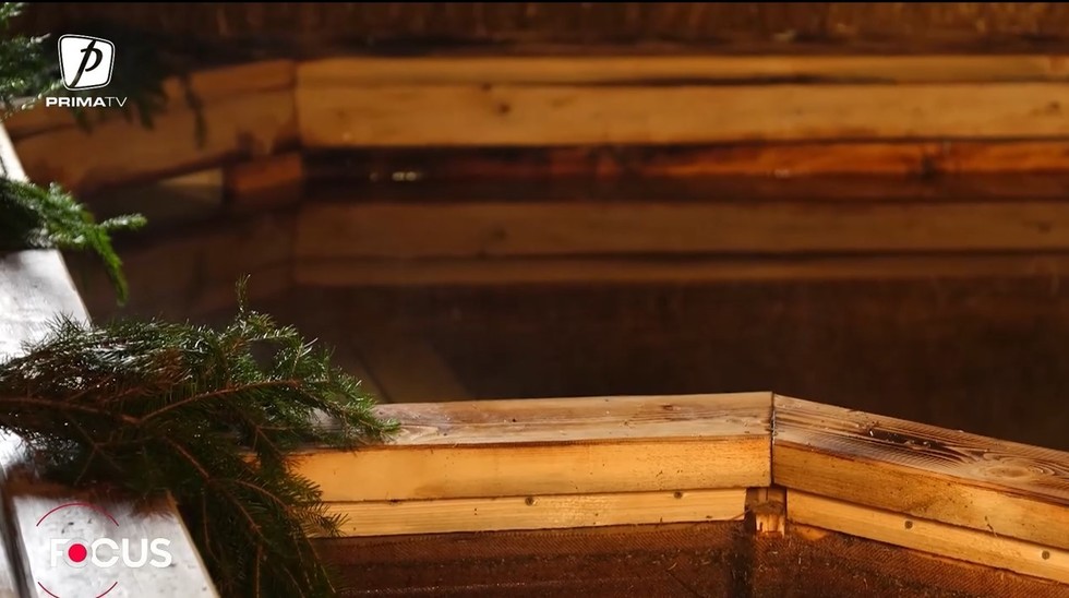 VIDEO. Baie cu plante după o zi răcoroasă de toamnă: hidroterapia cu fân, relaxare + beneficii